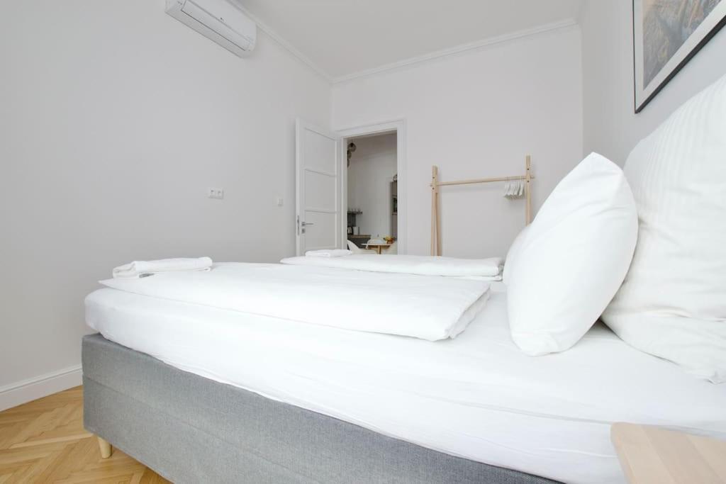 Premium Apartment By Hi - Central 2 Bedroom - Best View บูดาเปสต์ ภายนอก รูปภาพ