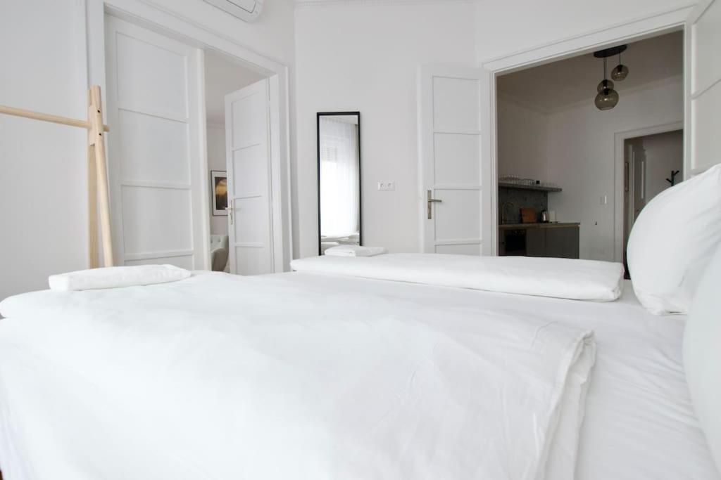 Premium Apartment By Hi - Central 2 Bedroom - Best View บูดาเปสต์ ภายนอก รูปภาพ