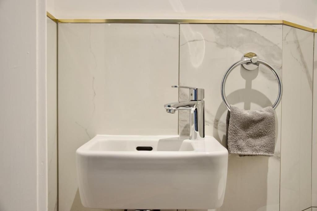 Premium Apartment By Hi - Central 2 Bedroom - Best View บูดาเปสต์ ภายนอก รูปภาพ